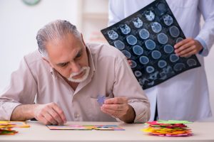 Médico e paciente que sofre da doença de Alzheimer