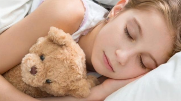 La mauvaise qualité du sommeil pendant l'enfance est-elle associée à un risque plus élevé de consommation de drogues et de troubles mentaux ?