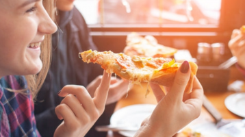 L'horloge biologique joue un rôle crucial dans les habitudes alimentaires des adolescents en fin de journée